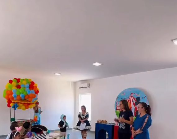 Gestão de Jeane da Farmácia promove inclusão com entrega de crachás para autistas