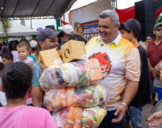 Prefeito Eraldo garante Natal de fartura com a entrega de cestas básicas para mais de 3.500 famílias em Itabaianinha