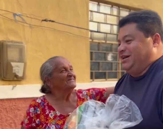 Gêmeos Brasil e Perereca Show distribuem 150 cestas básicas em ação de Natal emocionante