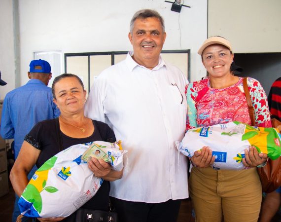 PREFEITURA DE ITABAIANINHA, EM PARCERIA COM GOVERNO DO ESTADO, DISTRIBUI SEMENTES DE MILHO À AGRICULTORES LOCAIS