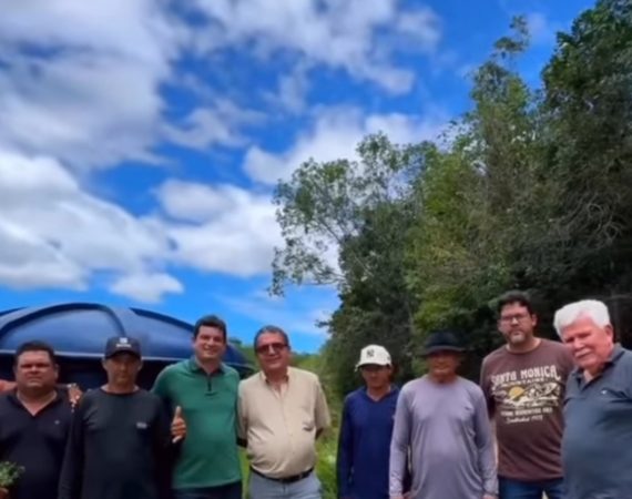 Deputado Paulo Júnior acompanha chegada de materiais para sistema de água em assentamento de Japoatã