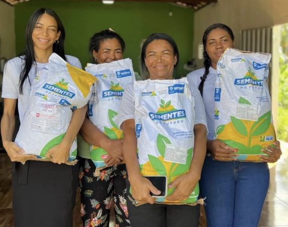 Mais de 1 tonelada de sementes é entregue a agricultores de Pacatuba