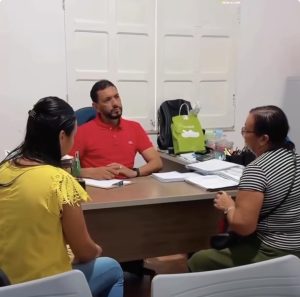 Durante agenda de atendimentos, Sandro de Jesus ouve demandas e é surpreendido com homenagem de moradores em Cristinápolis