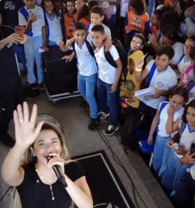 Yasmin Sensação surpreende alunos em abertura de projeto cultural em Rosário do Catete