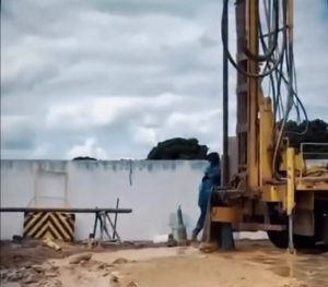 Prefeito Dudu Guimarães inicia obra de poço artesiano no estádio e reforça investimentos no esporte em São Francisco