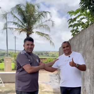 Fagner de Gi de Zeca anuncia avanços para Serrinha e Serra do Machado ao lado de liderança comunitária