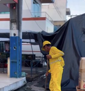 Trabalho das equipes de urbanismo garante limpeza da feira livre logo após o encerramento em Umbaúba