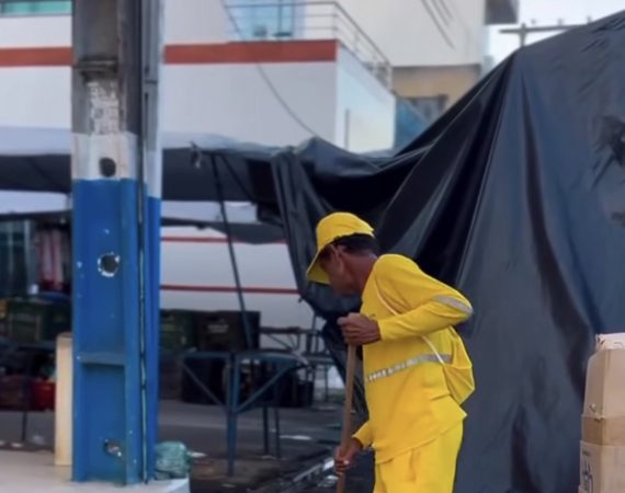 Trabalho das equipes de urbanismo garante limpeza da feira livre logo após o encerramento em Umbaúba