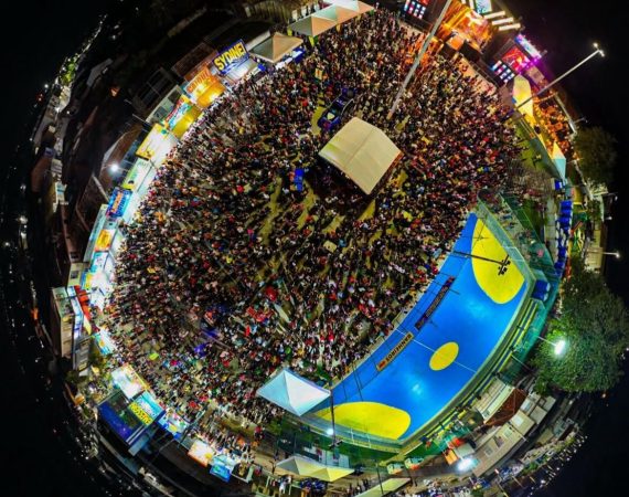 Festa dos Caretas leva multidão às ruas de São Miguel do Aleixo