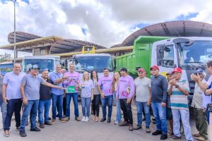 Ibrain de Valmir acompanha assinatura de pavimentação e entrega de equipamentos em Lagarto