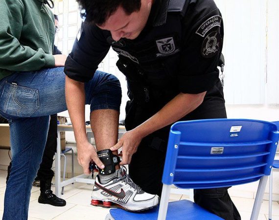 Agressor de mulher usará tornozeleira de imediato; lei já está em vigor