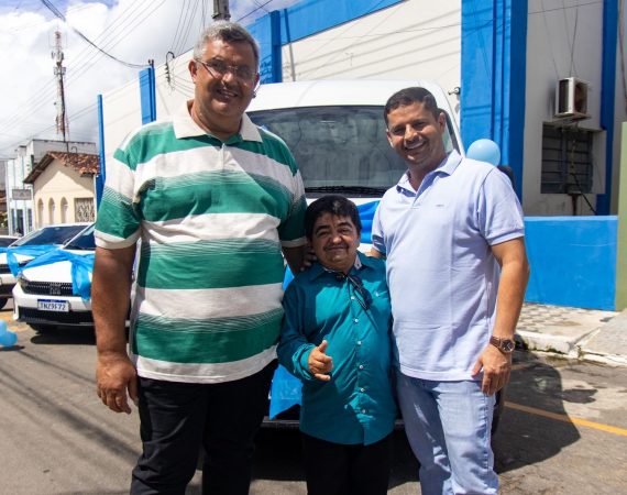 PREFEITO ERALDO REALIZA ENTREGA DE CARROS PARA SECRETARIA DE SAÚDE EM ITABAIANINHA