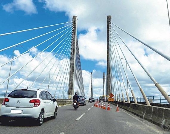 Obra de iluminação cênica na Ponte Construtor João Alves deixa tráfego em uma pista no sentido Aracaju/Barra
