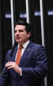 Gustinho vota a favor do fim da escala 6×1 e reforça defesa do trabalhador