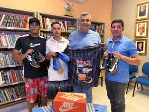 PREFEITO ERALDO REALIZA ENTREGA DE UNIFORMES E TÊNIS AO ATLÉTICO DO GUILHERME CAMPOS PARA ESTREIA HISTÓRICA NA COPA TV SERGIPE DE FUTSAL