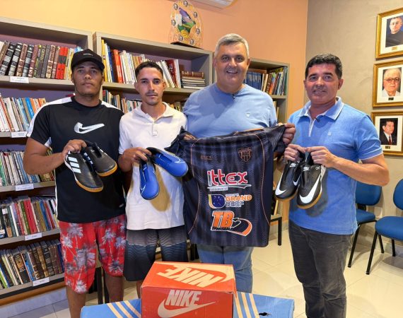 PREFEITO ERALDO REALIZA ENTREGA DE UNIFORMES E TÊNIS AO ATLÉTICO DO GUILHERME CAMPOS PARA ESTREIA HISTÓRICA NA COPA TV SERGIPE DE FUTSAL