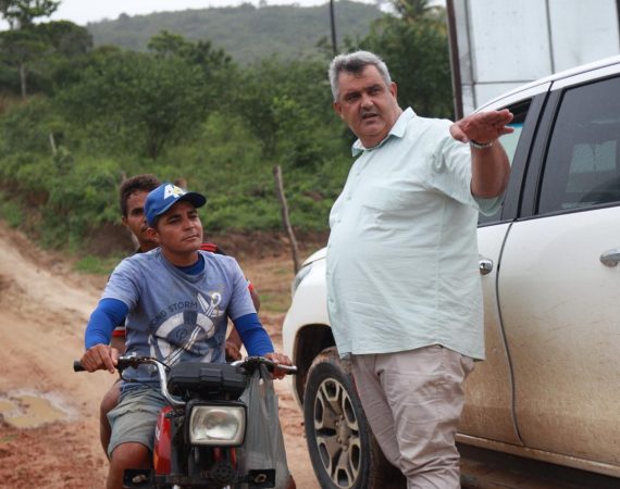 PREFEITO ERALDO REALIZA OBRA HISTÓRICA NO POVOADO PATU COM CONSTRUÇÃO DE PASSAGEM MOLHADA