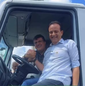 Estância recebe novos tratores, caçamba e equipamentos agrícolas em entrega realizada por André Graça e André Moura