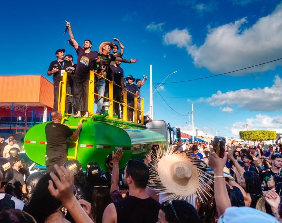 Festival da Mandioca 2026: Pega do Mastro reúne multidão em Lagarto com cortejo tradicional e shows de Alcymar Monteiro e Nattan