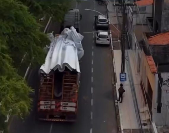 Monumento de Santo Antônio produzido por artista sergipano chega a Aracaju para compor novo espaço turístico e cultural