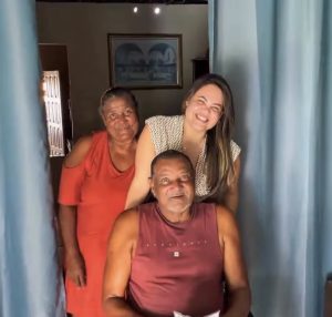 Izabel Cristina realiza entrega de cadeira de rodas e reforça cuidado direto com as famílias de Divina Pastora