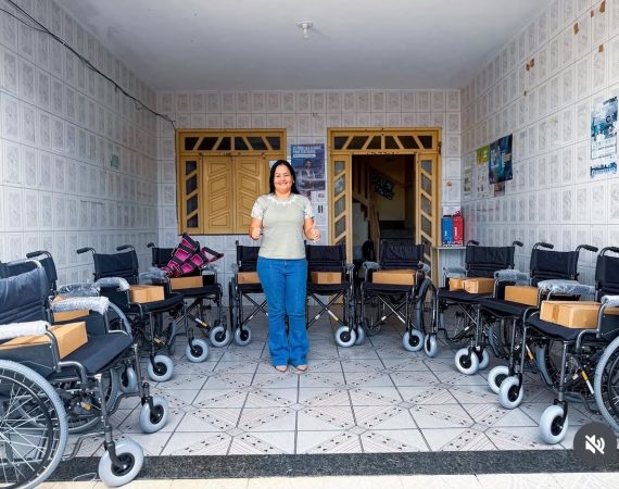 Gestão da prefeita Daiane Oliveira garante mais autonomia a moradores com entrega de cadeiras de rodas e órtese