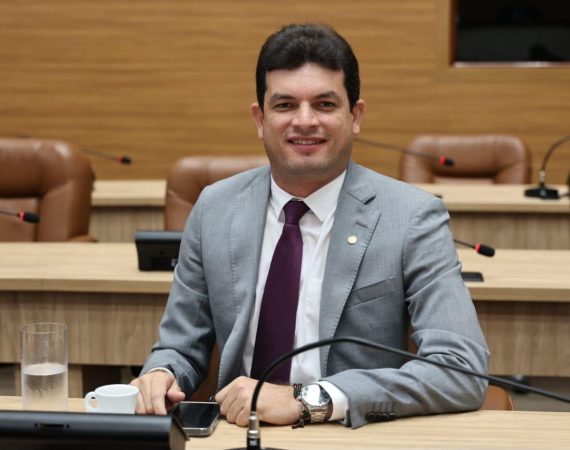 LEI DE PAULO JÚNIOR QUE GARANTE DIREITO À INSTALAÇÃO DE CARREGADORES PARA VEÍCULOS ELÉTRICOS É SANCIONADA