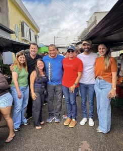 Rogério Sobral visita feira livre ao lado de Maísa Mitidieri e destaca diálogo com a população