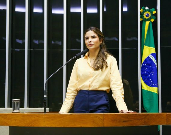 Yandra Moura desponta na liderança de pesquisa para a Câmara Federal em Sergipe