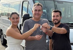 Prefeitura de São Francisco recebe nova van para ampliar transporte de pacientes da Saúde