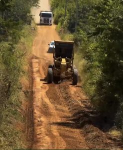 Giro de Limpeza chega ao povoado Camboatá com serviços de manutenção e recuperação de estrada em Arauá
