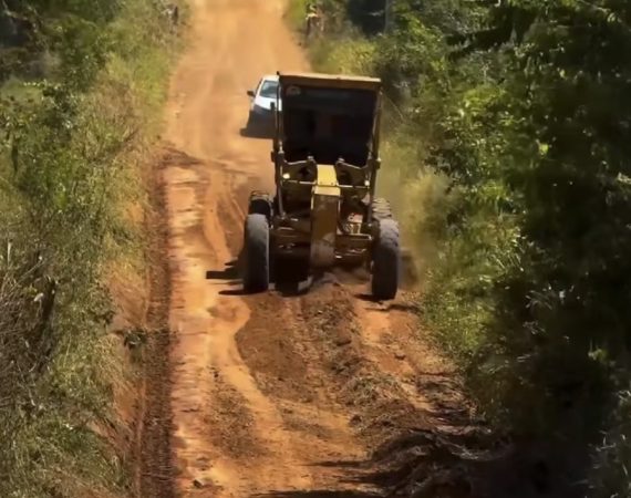 Giro de Limpeza chega ao povoado Camboatá com serviços de manutenção e recuperação de estrada em Arauá