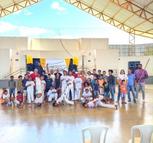 Arauá entrega novos uniformes ao grupo Capoeira e Vínculo por meio do SCFV