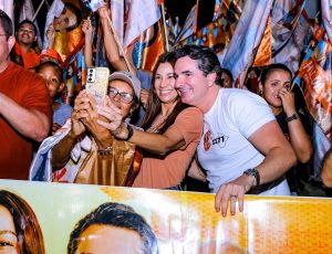 Gustinho reúne grande público e ganha carinho da população pelas ruas de Simão Dias