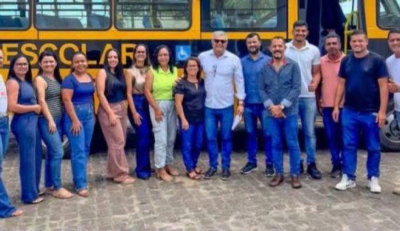 Prefeito Dr. Fábio anuncia chegada de ônibus do Governo Federal para reforçar frota da educação em Arauá