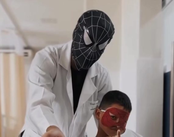 Para diminuir o medo, equipe do Amparo de Maria leva super-heróis e afeto para rotina de cirurgias pediátricas