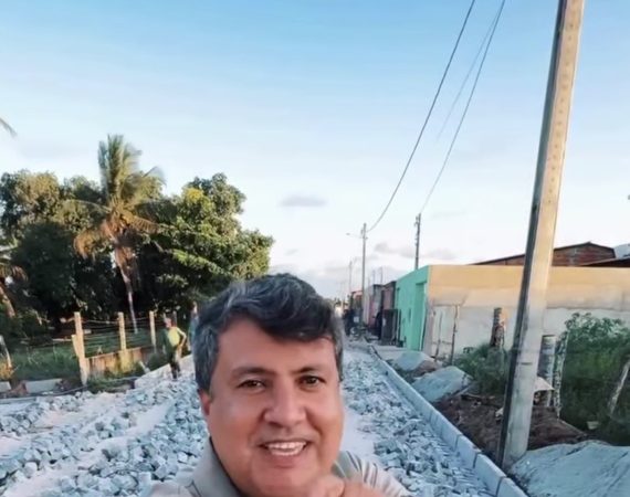 Prefeito André Graça acompanha obras de calçamento no Botequim e agradece recursos destinados a Estância