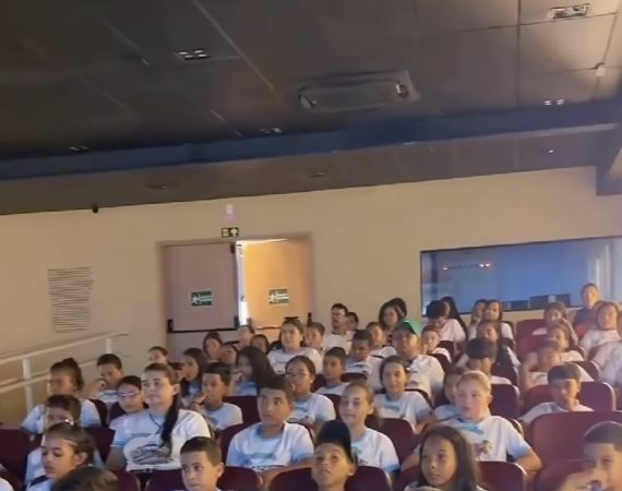 Alunos de escola de Tomar do Geru conhecem pontos turísticos e culturais de Aracaju em passeio escolar