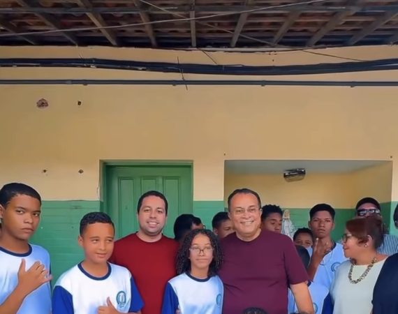 Mais de 2 mil alunos da rede municipal de Rosário do Catete recebem novos kits com fardamento, bolsa e tênis