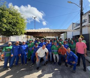 Prefeito Robson Martins toma café da manhã com garis e entrega novos fardamentos aos trabalhadores de Ilha das Flores
