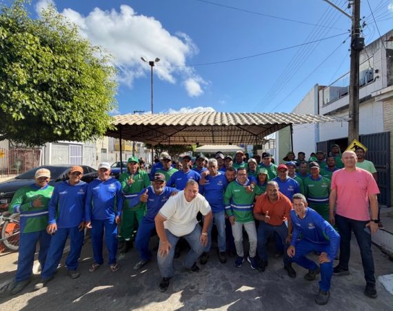 Prefeito Robson Martins toma café da manhã com garis e entrega novos fardamentos aos trabalhadores de Ilha das Flores