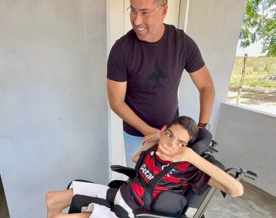Prefeito Rogério Sobral entrega cadeiras de rodas personalizadas e reforça ações por uma saúde mais humana em Ribeirópolis