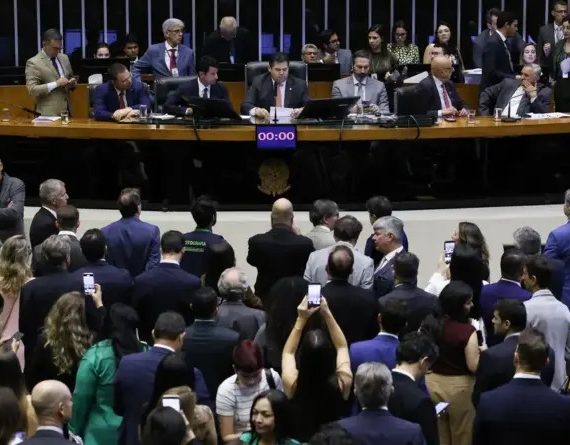 Alcolumbre marca votação da PEC pelo fim da 6×1 para quarta-feira