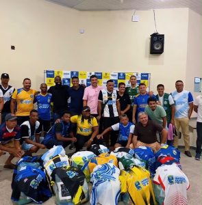 Prefeitura de Itaporanga D’Ajuda entrega novos uniformes a equipes da primeira divisão do Campeonato Municipal