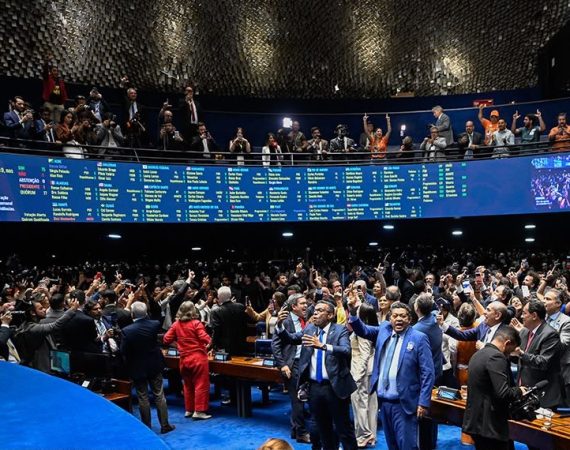 Senado aprova fim da escala 6×1