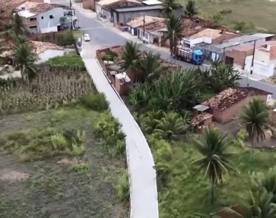 Calçamento em Vila Pedras avança e moradora de Capela agradece pela obra