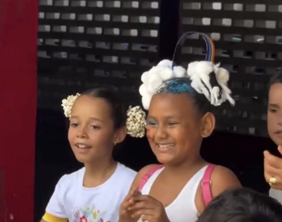 Prefeitura de São Domingos leva carinho e alegria às escolas municipais com ação especial dedicada às crianças