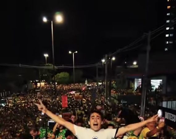 Nikolas Ferreira reúne multidão em ato de apoio a Flávio Bolsonaro em Aracaju