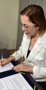 Katarina Feitoza assina emendas que acabam com a escala 6×1 e garantem aposentadoria especial a agentes de saúde