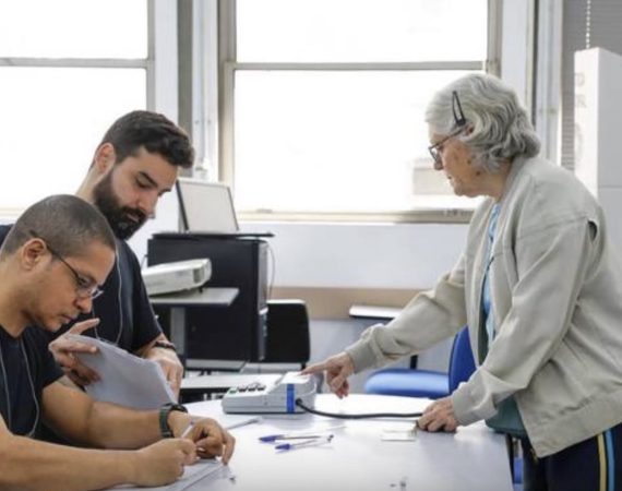 Idosos marcam presença nas urnas durante segundo turno das eleições presidenciais